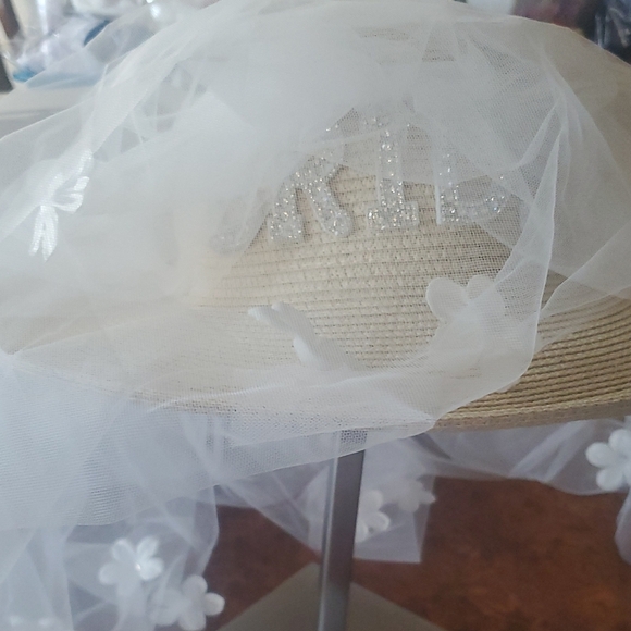 Elegant Bridal Wide-Brim Hat with Floral Veil - Picture 8 of 8